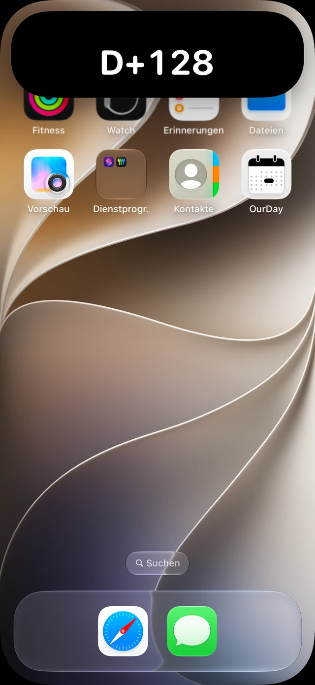 iPhone-Home-Bildschirm mit aufgeklappter D+128-Karte nach langem Drücken auf die Dynamic Island
