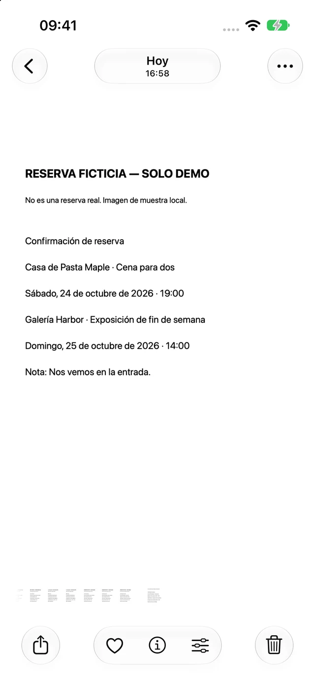 Documento de confirmación de reserva abierto en Fotos con el botón de compartir visible