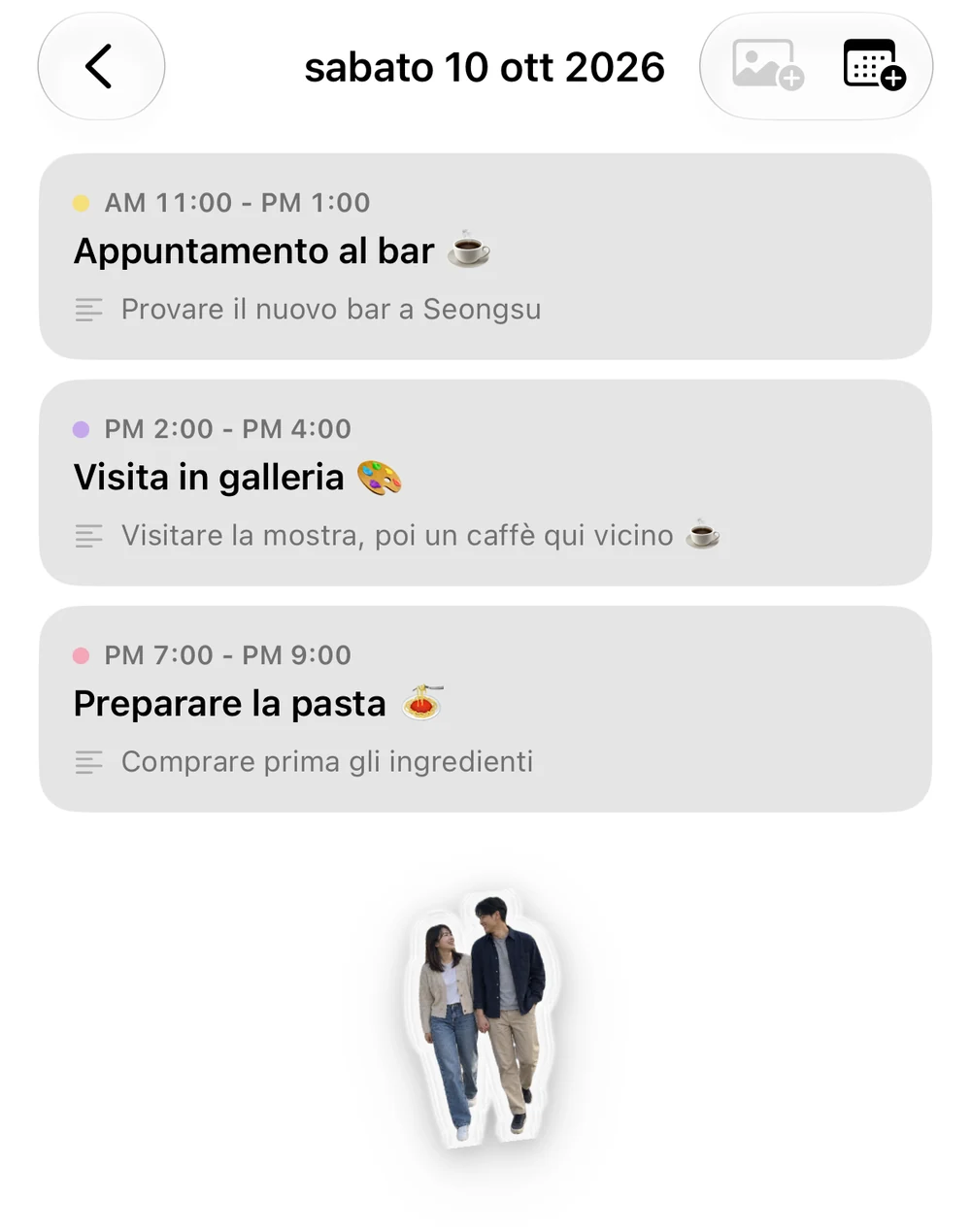 Dettagli del 10 ottobre: eventi e note per un giro tra i caffè, un appuntamento a una mostra e la preparazione della pasta; sotto, un adesivo con la foto della coppia